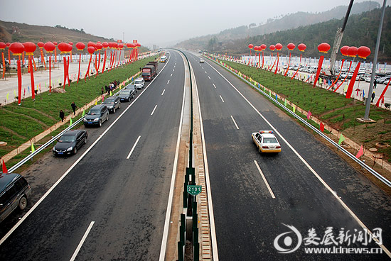 2002年12月，全长41公里的潭邵高速公路娄底段建成通车，标志着我市高速公路实现了零的突破，娄底正式进入高速时代。