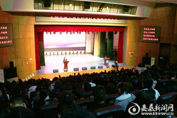 （全国优秀大学生邹勇松同学先进事迹报告会在湖南人文科技学院音乐厅举行）