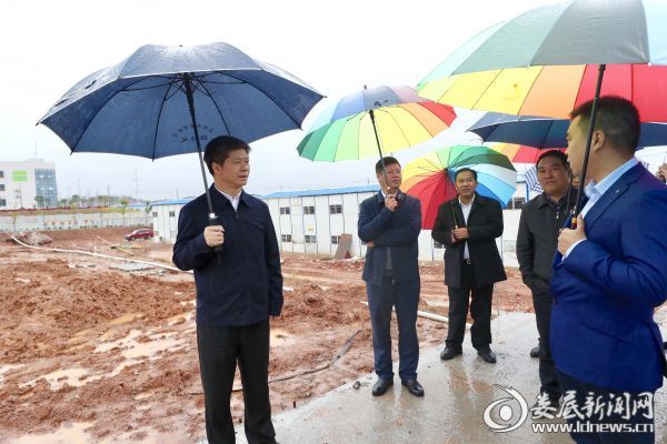 李荐国冒雨深入民营企业，详细了解生产运营、营商环境等情况，并因企施策，对症下药，帮助企业解决实际困