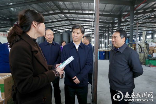 燕达新材料有关负责人向李荐国介绍企业产品等情况