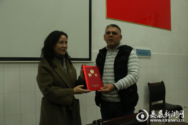 （湖南人文科技学院副校长石潇纯为米西奇颁发聘书）