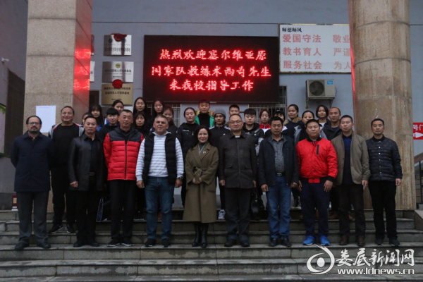 （塞尔维亚足球外教米西齐与众人合影）