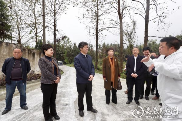 得知封锁令期间严禁人员出入厂区，李荐国非常关切的询问起厂房内的员工情况，该企业负责人告诉李荐国，各项