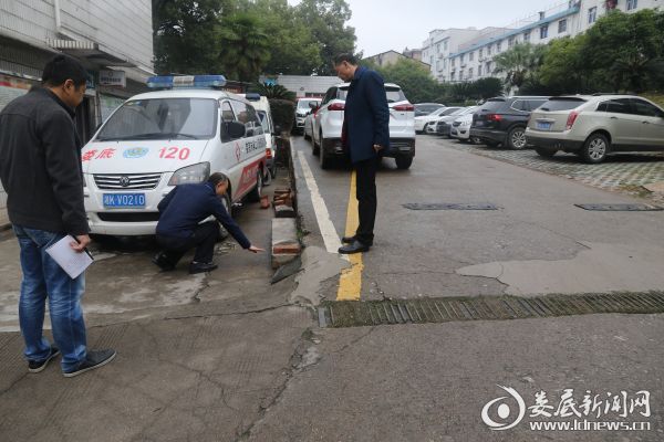 （娄底市第二人民医院党委书记刘宏军（右一）带队督查并现场办公）