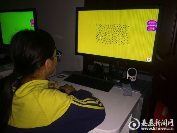 小欣全神贯注做4D数字化视功能刺激训练