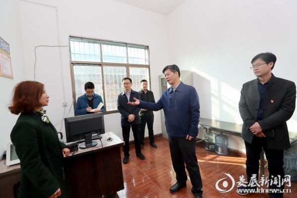 在桃林村，李荐国对该村村级卫生室运行情况等进行了详细了解