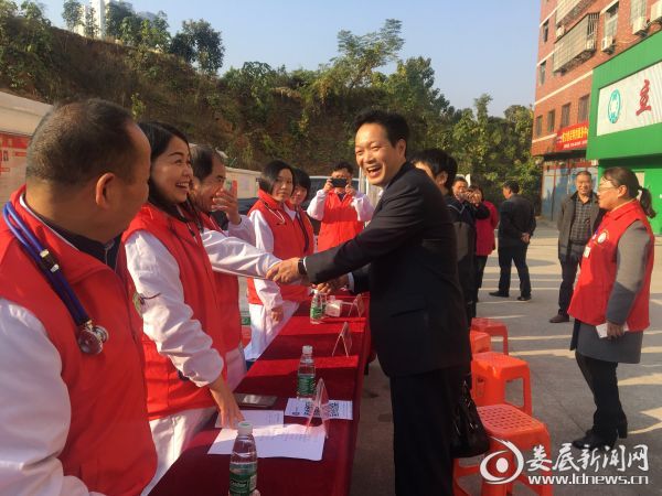 市卫计委党组书记、主任罗琳（中）慰问义诊专家 - 复件