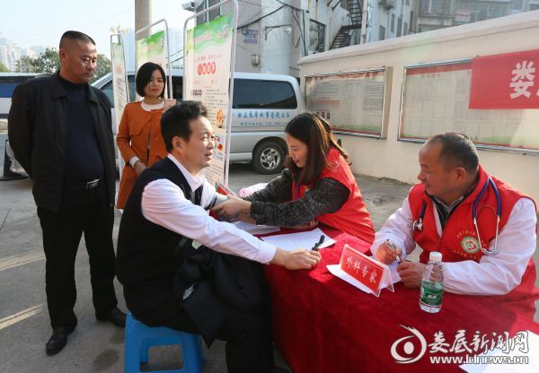 市卫计委党组书记、主任罗琳左（三）亲身体验专家们的卫生服务
