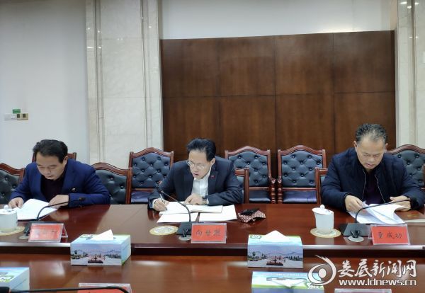 （娄底市委常委、市委秘书长向世聪以普通党员身份参加支部党员大会）