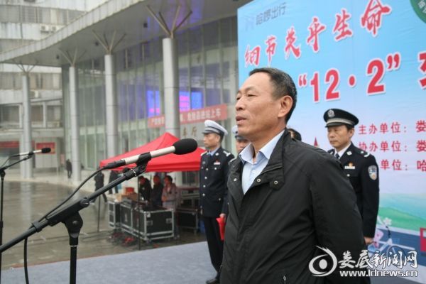 （市文明办主任舒开仲宣布宣传活动正式启动）