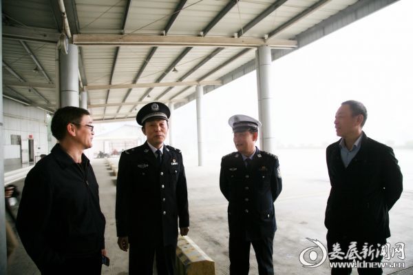 （朱青春、舒开仲、梁长根及支队党委班子成员来到汽车南站检查客运车辆运行情况）
