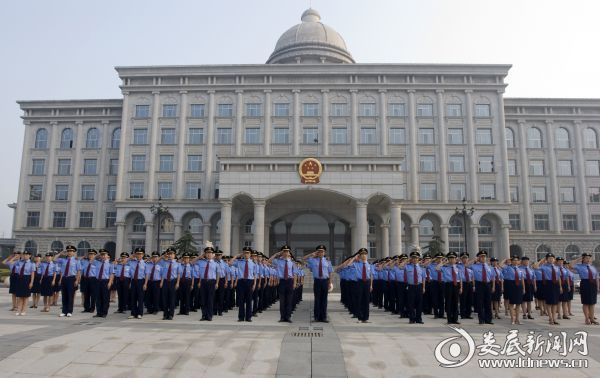 5、娄底市工商局始终将队伍建设摆在重要位置，注重队伍形象，提升队伍素质，成为政府一支维护公平正义的劲旅。图为娄底市工商局执法队伍在娄底市政府举行庄严的换装宣誓仪式。