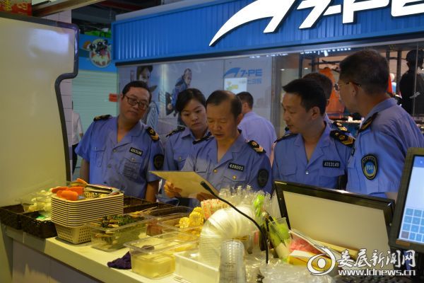 市食药监局党组书记、局长侯迪凡带队督查国庆期间食品安全