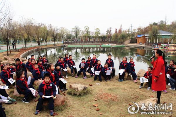 （来自星星实验小学三年级的36名学生在语文老师李昭辉的带领下，正在孙水公园上一堂样别开生面的“公开课”）