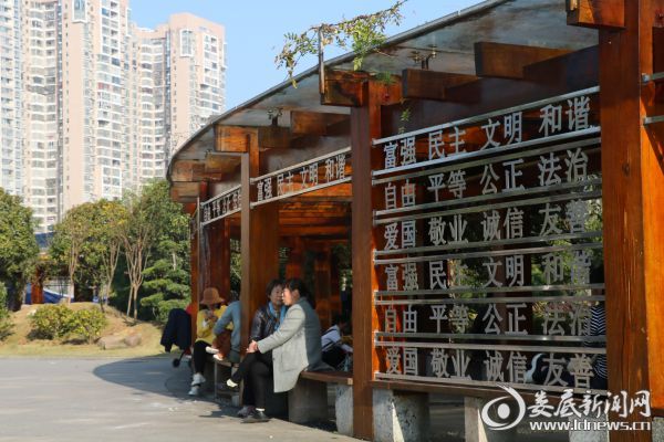 （社会主义核心价值观二十四字以窗花的形式在休闲长廊上体现，供市民观看阅读）