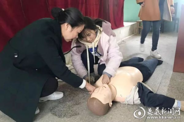 黄青现场手把手教学生们心肺复苏