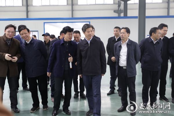 李荐国先后来到利钢金属、菱瑞新材、格仑新材，参观了企业生产车间，详细了解企业当前的生产销售来势和下一