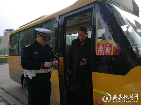 （交警部门检查司机证件）