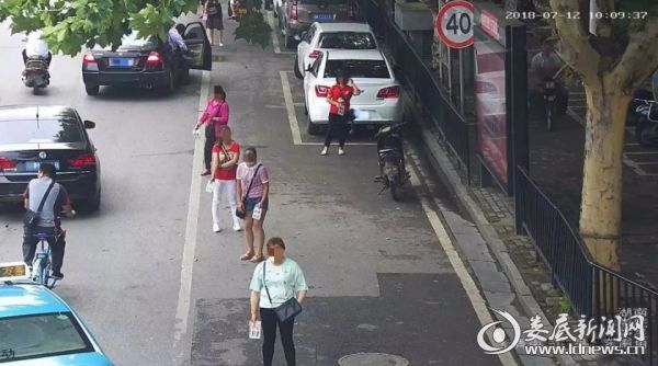 （长青街附近的向川流不息的车流人流吆喝的制贩假证的团伙）