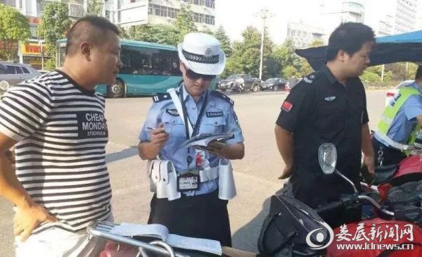 （交警支队直属一大队一中队中队长刘健康检查车辆信息相关证件）