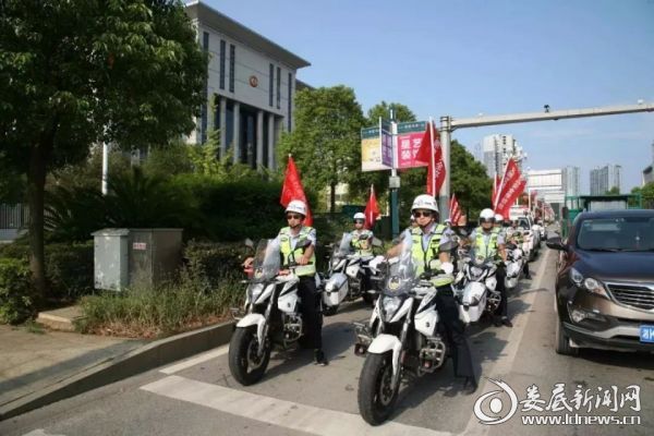（在马路巡察的交警同志）