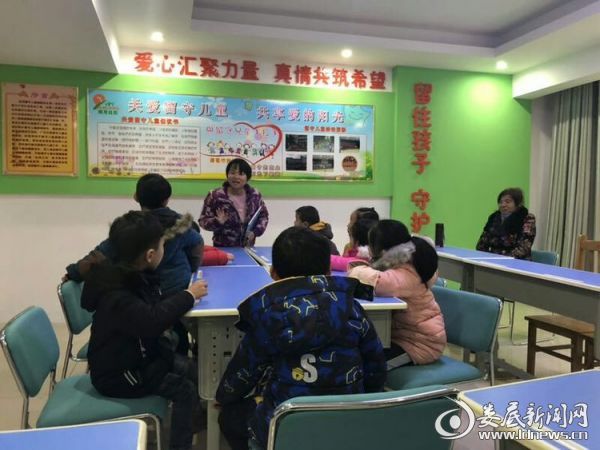 （“湖南好人”助人为乐好人陈萍正在为孩子讲故事）