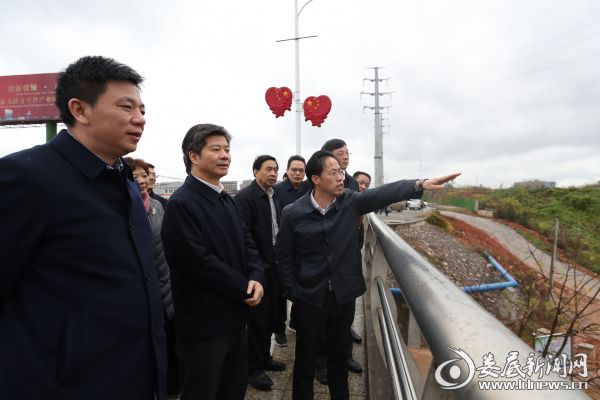 在神童湾大桥北端的施工现场，看到施工渣土和垃圾侵占了水域岸线，李荐国神情凝重。他要求，要把侵占河面的建筑垃圾和渣土全部清理，防止汛期出现河道淤塞