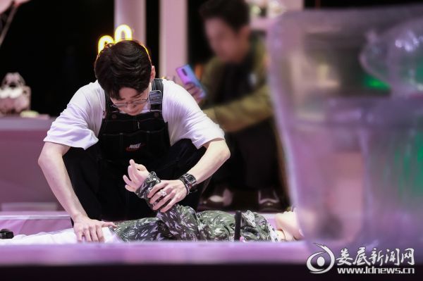 白敬亭《明星大侦探》化身温情白开水 真爱