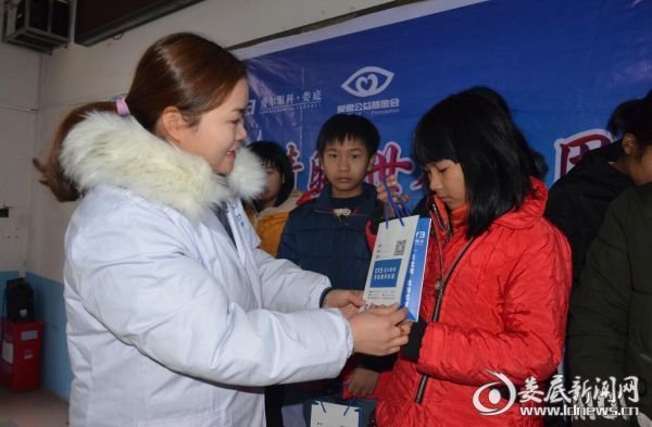 娄底爱尔眼科医务人员为龚梦娇颁发公益眼镜