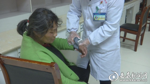 医护人员在检查救助对象身体情况