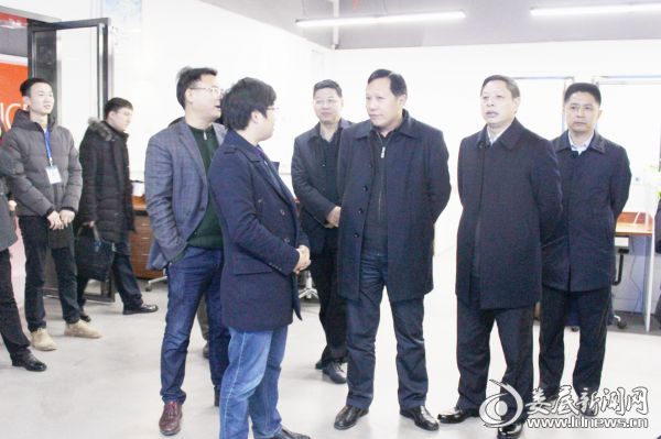 在市区块链产业园，谢志雄详细听取该企业发展情况。