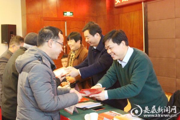 吴建平、彭增光、席伏应为庆祝改革开放40周年“历史回眸·记忆娄底”有奖征文活动获奖作品的一等奖、二等奖获得者颁发荣誉证书