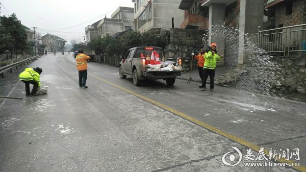 （高寒结冰地区抛洒融雪剂）