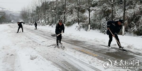 路政人员在铲雪