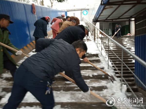涟源三中党员干部铲雪保畅通
