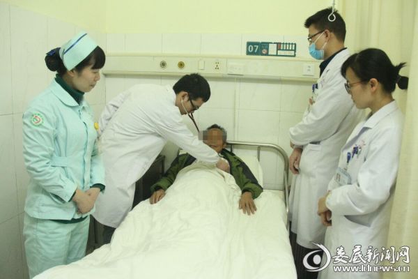 术后，医务人员为李大爷检查身体_副本