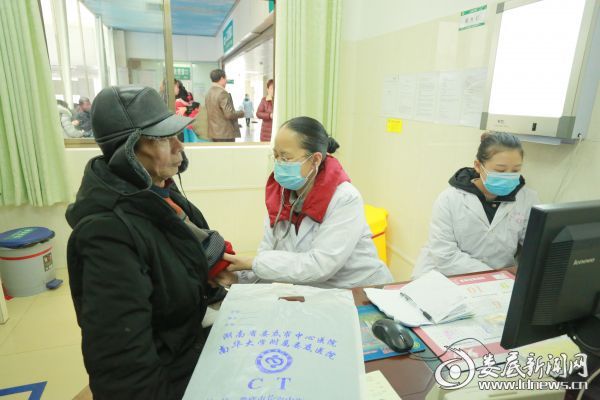 呼吸ICU主任、主任医师黄小英为患者听诊