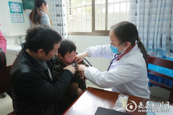 （急诊儿科主任、主任医师肖曼和为患儿听诊）