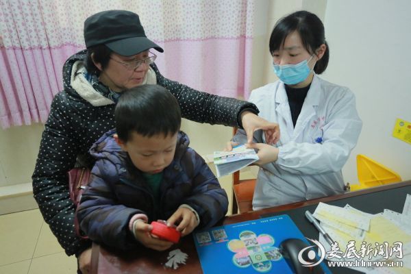 儿科主治医师周慧明为患儿检查