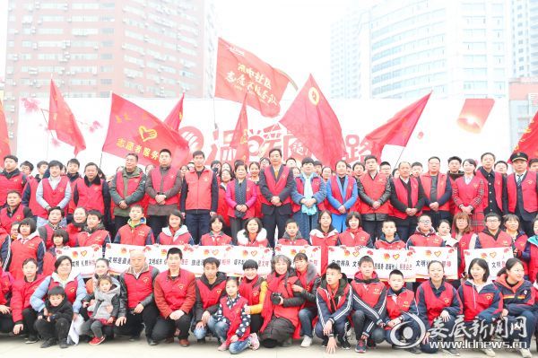 (吴建平与全志愿者合影留念)