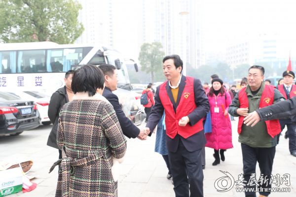 在“温暖回家路·爱心专车服务点”,吴建平与司机握手交谈,并嘱咐他们注意安全,一路平安。