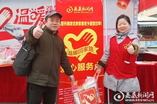 （网友“飘然心甜”已连续六年参与“温暖回家路”志愿服务活动，今年，她仍旧毫不犹豫地第一个报了名。）