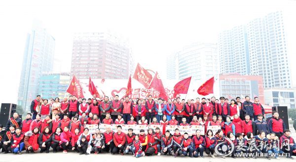 （启动仪式上，全体志愿者与市委常委、宣传部长吴建平合影留念）