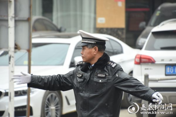 工作人员执勤维护交通