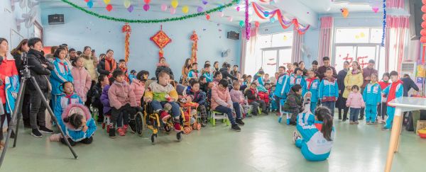 娄底一小学生到社会福利院开展公益活动