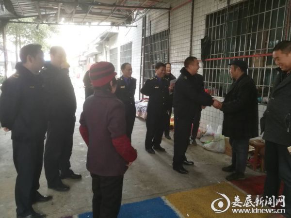 娄底市城管执法支队机关党支部深入社区开展春