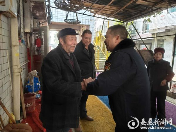 娄底市城管执法支队机关党支部深入社区开展春