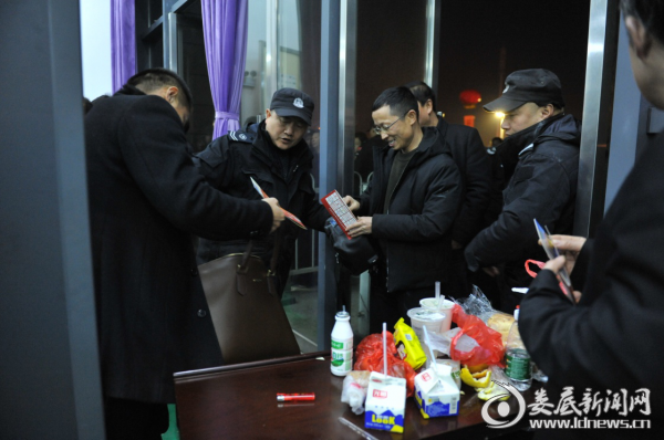 安保人员对进场的群众进行安检