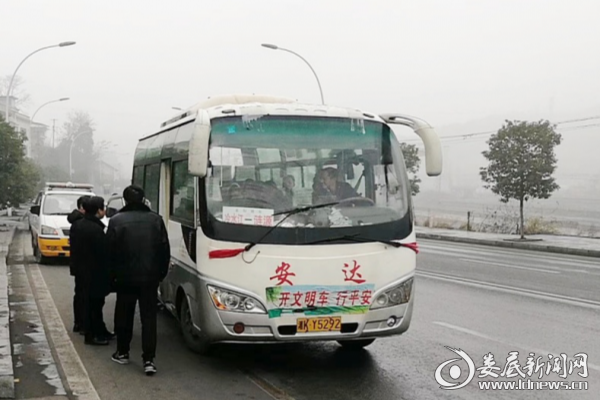 (春运价格检查组在检查中巴车辆春运价格)