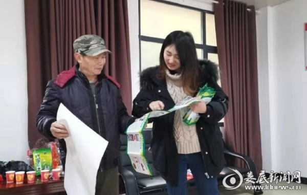 （禁毒志愿者为群众讲解禁毒知识）